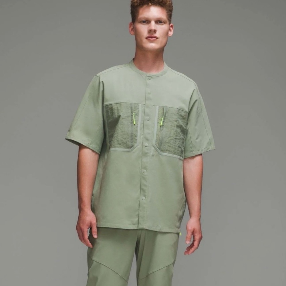 lululemon athletica Green water repellent hiking snap button front pockets shirt